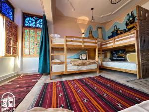 Camera con 2 letti a castello e un tappeto di Bedouin Hostel- دار البدوي a Dahab