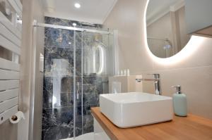 un bagno con un lavandino bianco e uno specchio di MENTON # MONACO - F1 GP - 4 PERSONS - SEA VIEW - NEW - PARKING - CLIM - PREMIUM - BEACH and SUN a Mentone Altre 21 foto