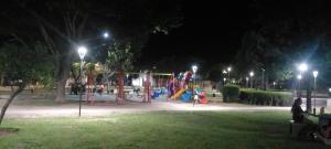 ein Park in der Nacht mit Kindern auf einem Spielplatz in der Unterkunft Tierra de Mariposas in Alta Gracia