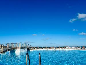 vista su una piscina d'acqua con molo di Mont Vernon Secret Magnifique studio sur la plage avec piscine Orient Bay a Cul de Sac Altre 99 foto