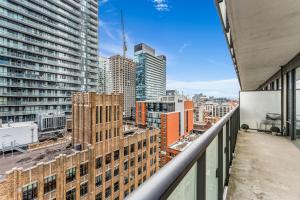 Pemandangan umum bagi Toronto atau pemandangan bandar yang diambil dari apartmen