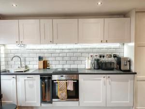 Nhà bếp/bếp nhỏ tại Riverside Retreat Leeds City Location Modern 2-Bed 2-Bath Townhouse & Free Parking