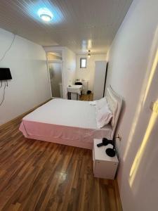 une petite chambre avec un lit et un bureau dans l'établissement Garsoniera la vila, à Jilava