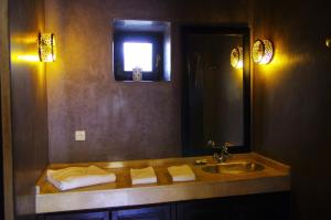 A bathroom at Essaouira Lodge