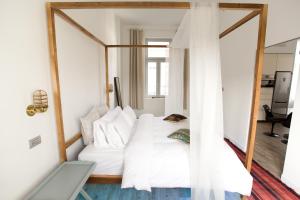 ブダペストにあるIce Breaker Apartmentのベッドルーム(白いベッド1台、鏡付)