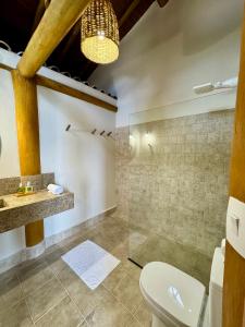 ein Badezimmer mit Toilette und Dusche in der Unterkunft Suíte Deluxe com vista para Ilhabela in São Sebastião
