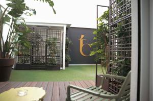 eine Terrasse mit Tisch, Stühlen und Pflanzen in der Unterkunft Trèscharme in Andria