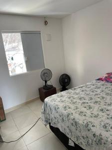 una camera da letto con un letto e una finestra di Apartamento para o carnaval cris a Salvador