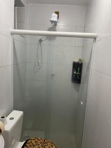 un bagno con doccia in vetro e WC di Apartamento para o carnaval cris a Salvador