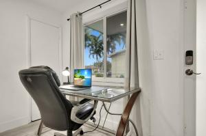 Μια τηλεόραση ή/και κέντρο ψυχαγωγίας στο Koze 2 Bedroom Duplex Home with King & Queen Beds, Near Everything Trendy