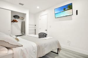 Ένα ή περισσότερα κρεβάτια σε δωμάτιο στο Koze 2 Bedroom Duplex Home with King & Queen Beds, Near Everything Trendy +18 φωτογραφίες