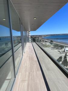 an office building with a view of the ocean at Puerto Madryn Temporarios- Frente al Mar in Puerto Madryn