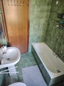 サンタ・マリネッラにあるSmile houseの洗面台、浴槽、トイレを備えたバスルーム