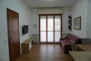 サンタ・マリネッラにあるSmile houseのソファとテレビのあるリビングルーム