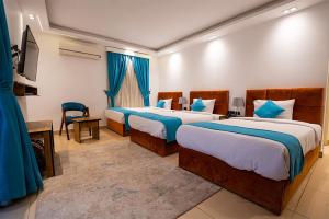 Postel nebo postele na pokoji v ubytování Pyramids Gem Plaza Hotel