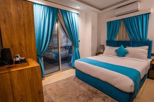 Postel nebo postele na pokoji v ubytování Pyramids Gem Plaza Hotel