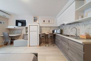 A kitchen or kitchenette at Catanese Proverb's House - Via Napoli - Ground Floor