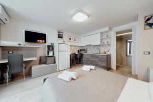 A kitchen or kitchenette at Catanese Proverb's House - Via Napoli - Ground Floor Még 24 kép