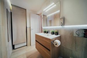 A kitchen or kitchenette at Catanese Proverb's House - Via Napoli - Ground Floor