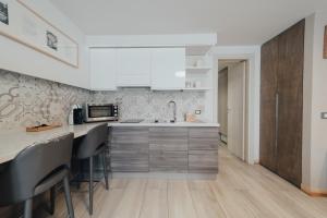 A kitchen or kitchenette at Catanese Proverb's House - Via Napoli - Ground Floor