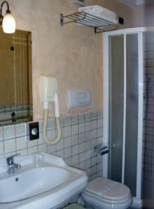 Hotel Clarean في نابولي: حمام مع حوض ومرحاض ودش