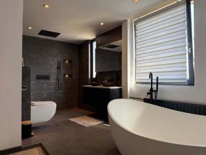 Ένα μπάνιο στο Modern 3BR House in Central Nuenen +15 φωτογραφίες