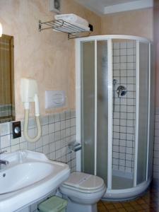 y baño con ducha, aseo y lavamanos. en Hotel Clarean, en Nápoles
