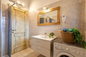 Ένα μπάνιο στο Boutique Apartments San Teodoro Center +13 φωτογραφίες