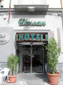 un magasin devant un hôtel avec deux plantes en pot devant dans l'établissement Hotel Clarean, à Naples