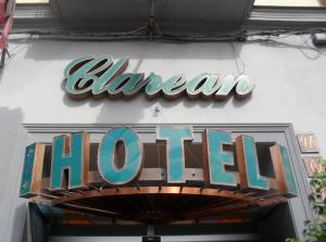 Hotel Clarean في نابولي: علامة على علامة chicago hop على مبنى