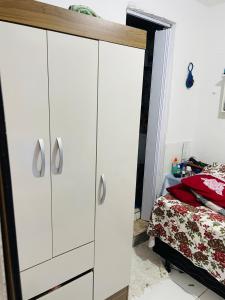 En eller flere senge i et værelse på Apartamento carnaval Daia