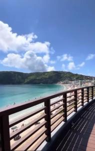 Blick auf den Strand vom Pier in der Unterkunft Lar da prainha in Arraial do Cabo + 4 Fotos
