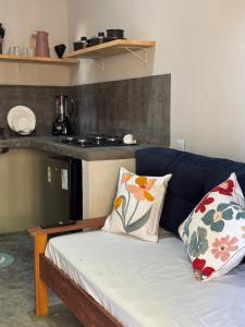 Sofá azul con 2 almohadas en la cocina en Vila Kairós, en Caraíva 17 fotos más