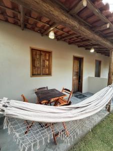 una hamaca en el patio de una casa en Vila Kairós, en Caraíva
