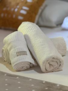 dos toallas enrolladas sentadas en la barra del baño en Vila Kairós, en Caraíva
