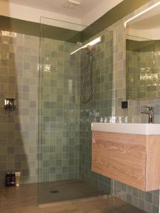 Koupelna v ubytování Stunning Private Log Cabin + 7 fotografií