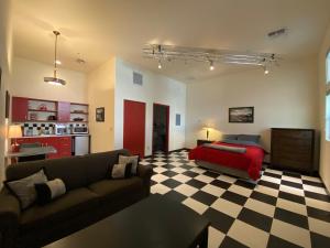 een woonkamer met een bank en een bed bij Brunswick Studio 102 in Kingman