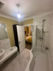 The Cambridge Guest House by Tas的一间浴室