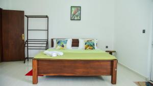1 dormitorio con 1 cama con colchón verde en Sarali home stay, en Dambulla