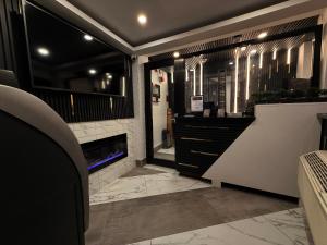 a room with a store with a fireplace and a mirror at The Vine Hotel Bronx New in Bronx