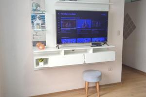 TV a/nebo společenská místnost v ubytování HERMOSO APARTAMENTO EN ZONA TRANQUILA , Beautiful Apartament with Amenties Quiet area