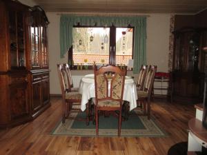 ein Esszimmer mit einem Tisch, Stühlen und einem Fenster in der Unterkunft Ferienhaus Schulze in Schierke