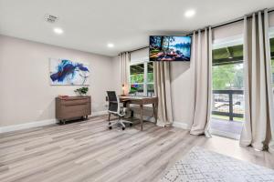 Μια τηλεόραση ή/και κέντρο ψυχαγωγίας στο Lake Front Luxury Fire Pit, Boat Ramp, Grill