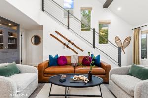ein Wohnzimmer mit Sofa und Tisch in der Unterkunft Woodside 576 in Park City