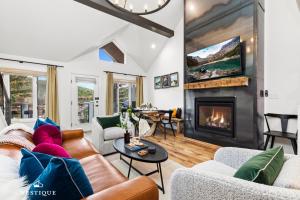 ein Wohnzimmer mit Couch und Kamin in der Unterkunft Woodside 576 in Park City + 42 Fotos