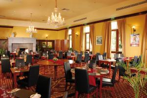 En restaurant eller et spisested på Roganstown Hotel & Country Club