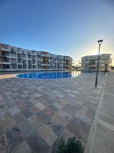 a building with a pool in the middle of a courtyard at luxury apartament mirador del golf 3 in Cabo Negro
