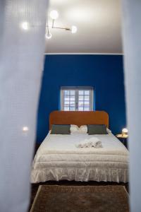 a blue bedroom with a bed with a blue wall at Villa Astrea in Torre Annunziata