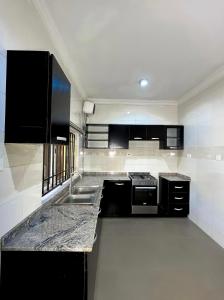 Kuchyň nebo kuchyňský kout v ubytování The12 By Naji Resort