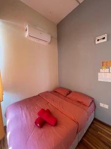 Ένα ή περισσότερα κρεβάτια σε δωμάτιο στο SASA Roomstay-Self Check In KLIA Transit
